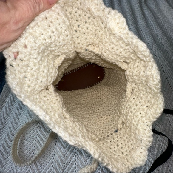 Handmade Crochet Cream Bucket Crossbody Bag with Faux Leather Bottom - Picture 4 of 9
